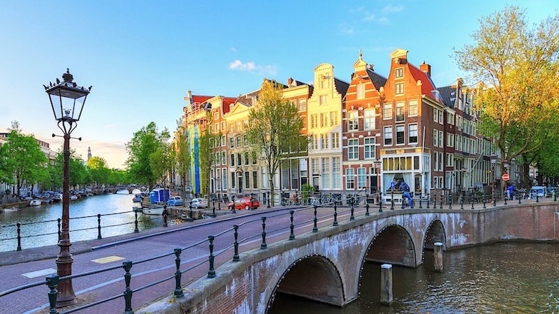 Canal que passa pelo bairro Jordaan em Amsterdã
