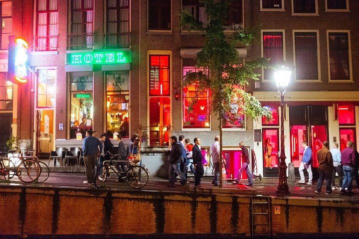 Rua no Red Light District em Amsterdã