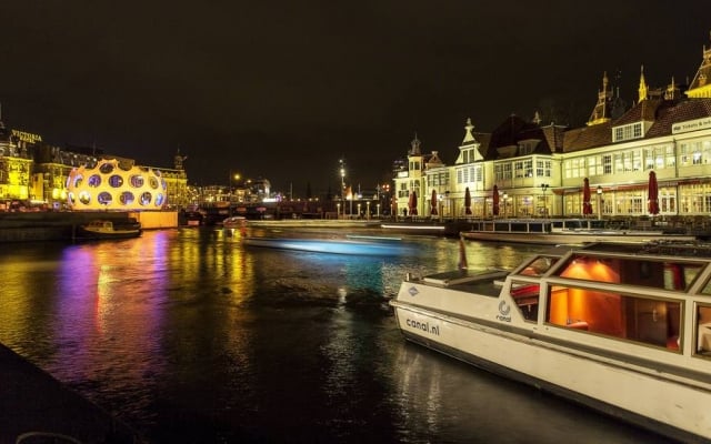 Passeio de barco à noite em Amsterdã na Holanda