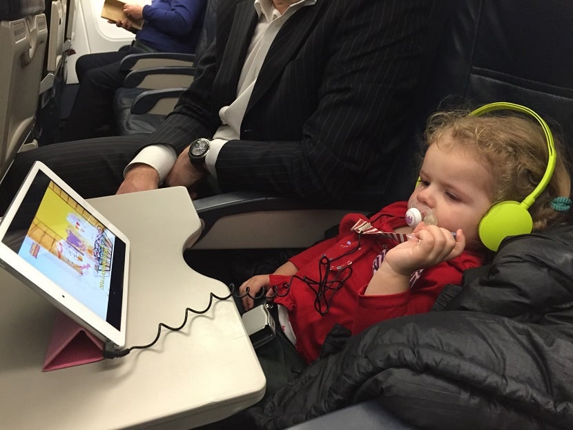Criança no avião para Amsterdã