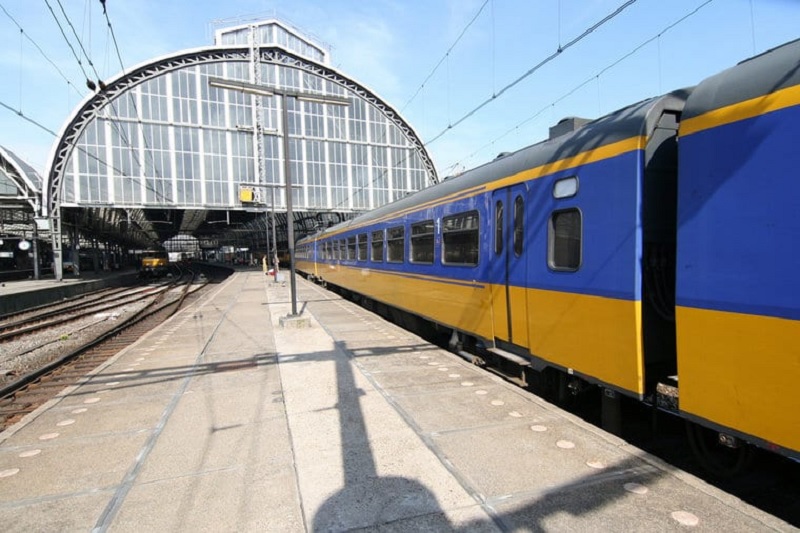 Trem em Amsterdã na Holanda
