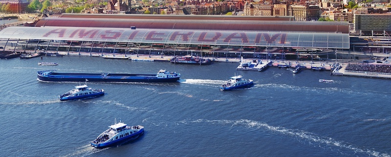 Porto de ferry boat em Amsterdã na Holanda