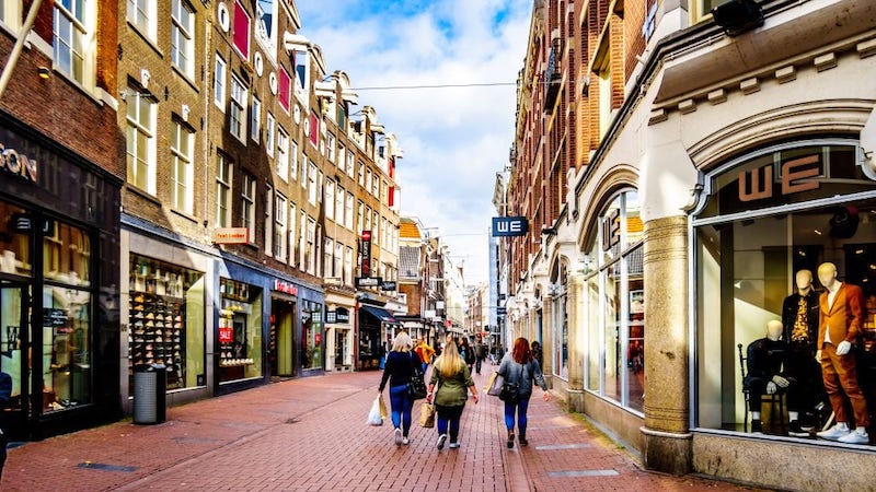 Compras na rua Kalverstraat em Amsterdã na Holanda