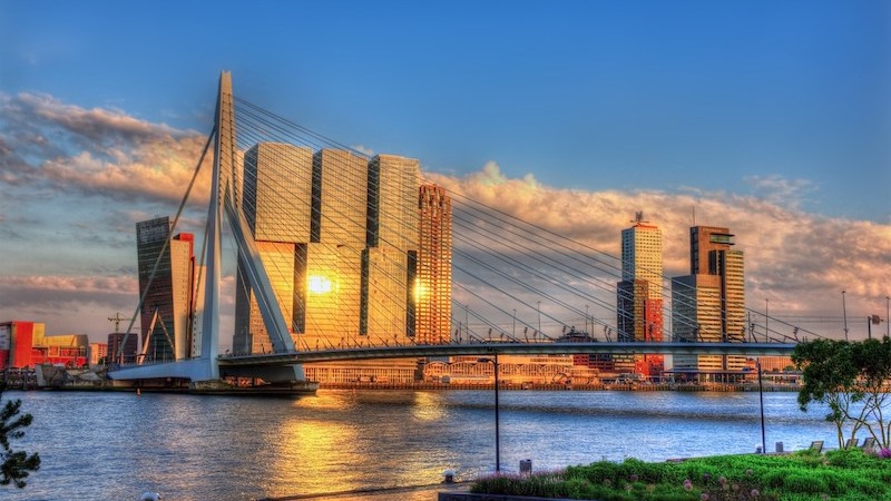 Paisagem da Ponte Erasmus em Roterdã