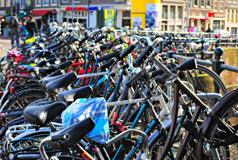 Fila de bicicletas em Amsterdã